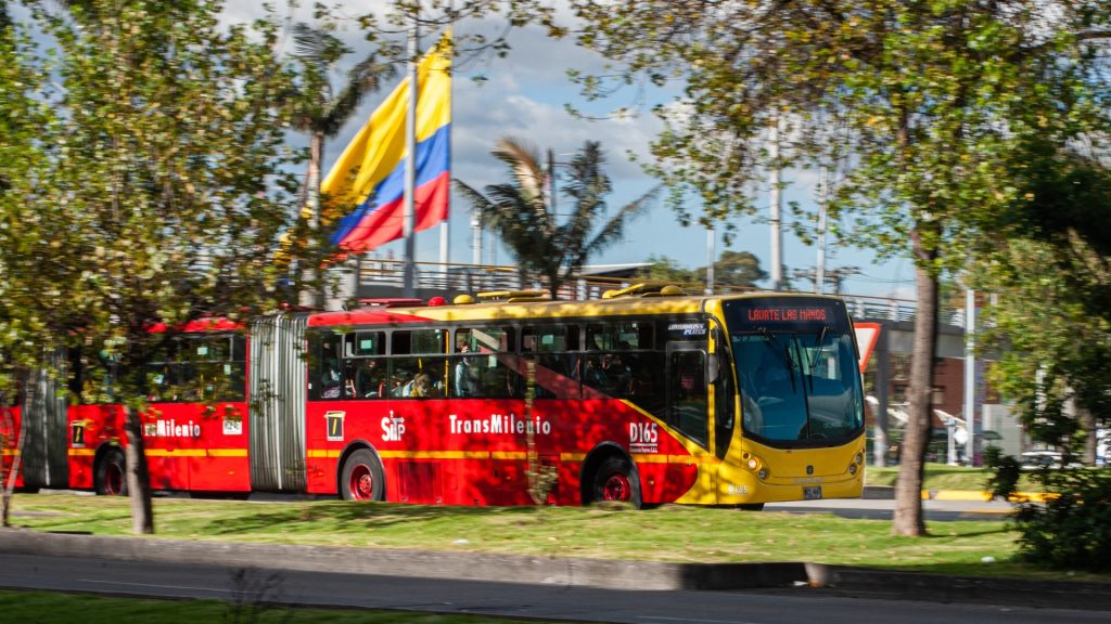 A tömött buszon gyantázta a lábát egy nő Kolumbiában – videó