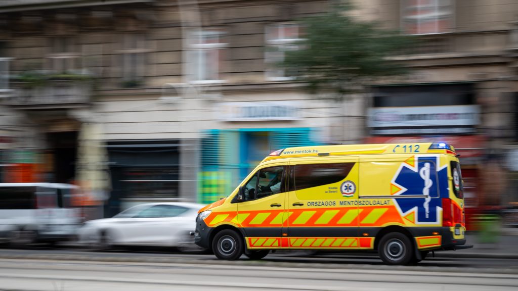Sebességkorlátozást vezettek be a mentőautókra