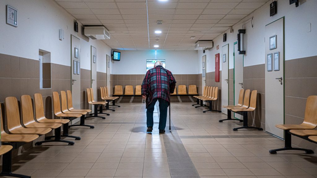 „Lehet perelni” – Haldoklott rokonuk, amikor megalázó módon küldték ki a családot a kórteremből