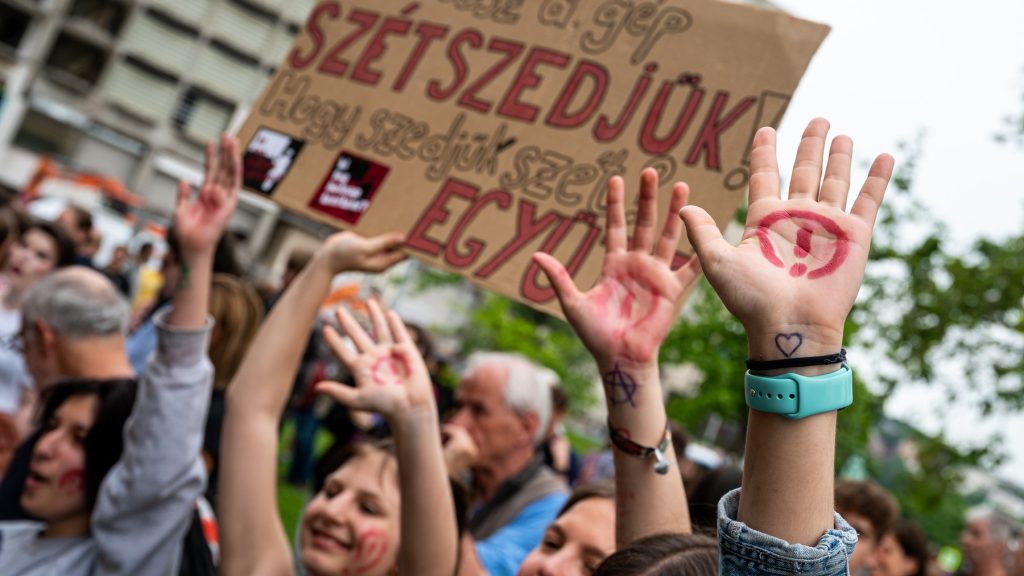 Gyűlik az ellenzéki tömeg a Hősök terén, hogy az oktatásért tüntessen