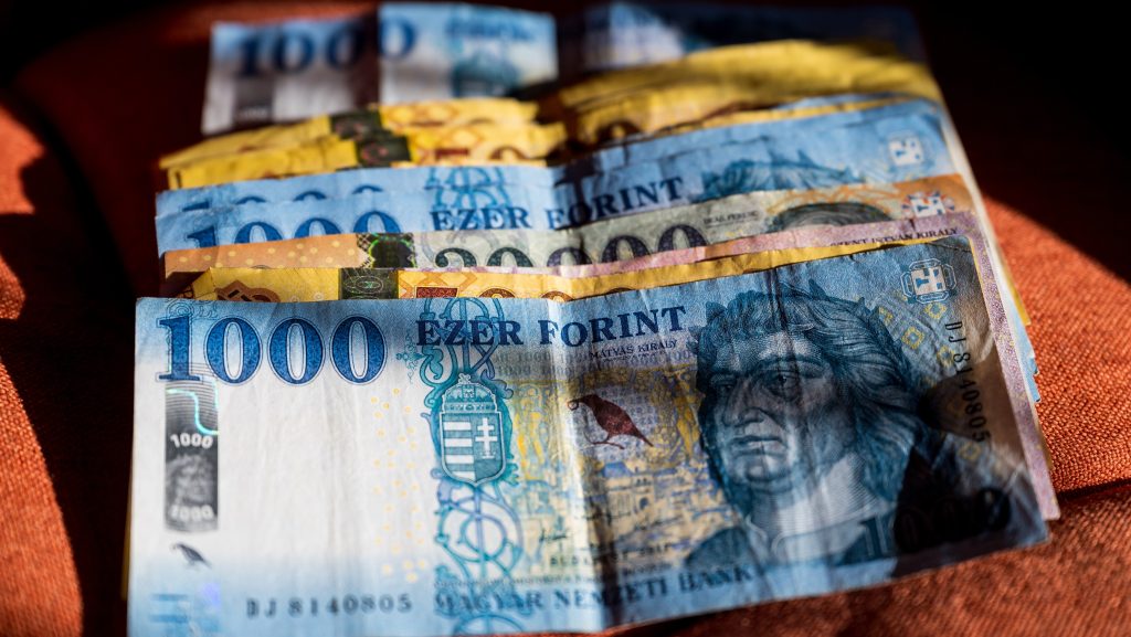 Péntek reggelre megint gyengült a forint