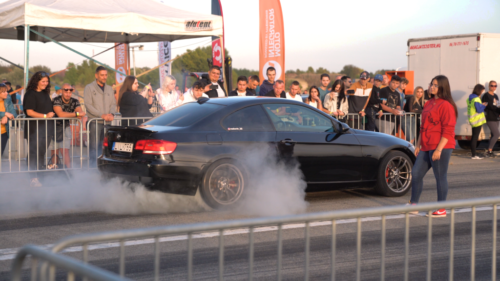 „Itt rendesen kiélheti magát az ember, és nem a közúton állatkodik” – leteszteltünk egy legális gyorsulási versenyt