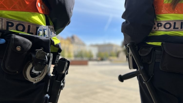 11 éves kisfiút akart kirabolni egy 14 éves lány a villamosmegállóban