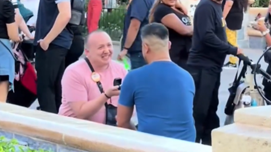 Annyira titkolták az eljegyzést, hogy véletlenül egymás kezét kérték meg