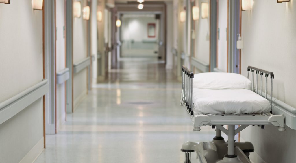 Agykárosodást szenvedett, majd pár nap múlva meghalt egy férfi, miután ittasan leesett egy fővárosi padról