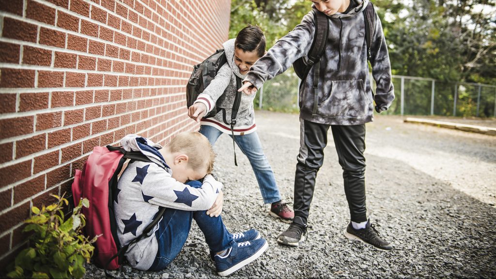 Kavicsot, füvet és homokot tömtek egy gyerek szájába az osztálytársai, életmentő műtéteket kellett rajta végrehajtani