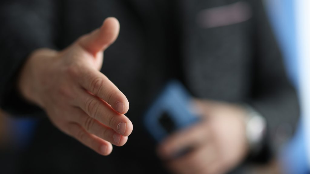 Eszméletlenre verték a férfit, mert nem fogott kezet, egy lakásából lerohanó nő zavarta el a támadókat