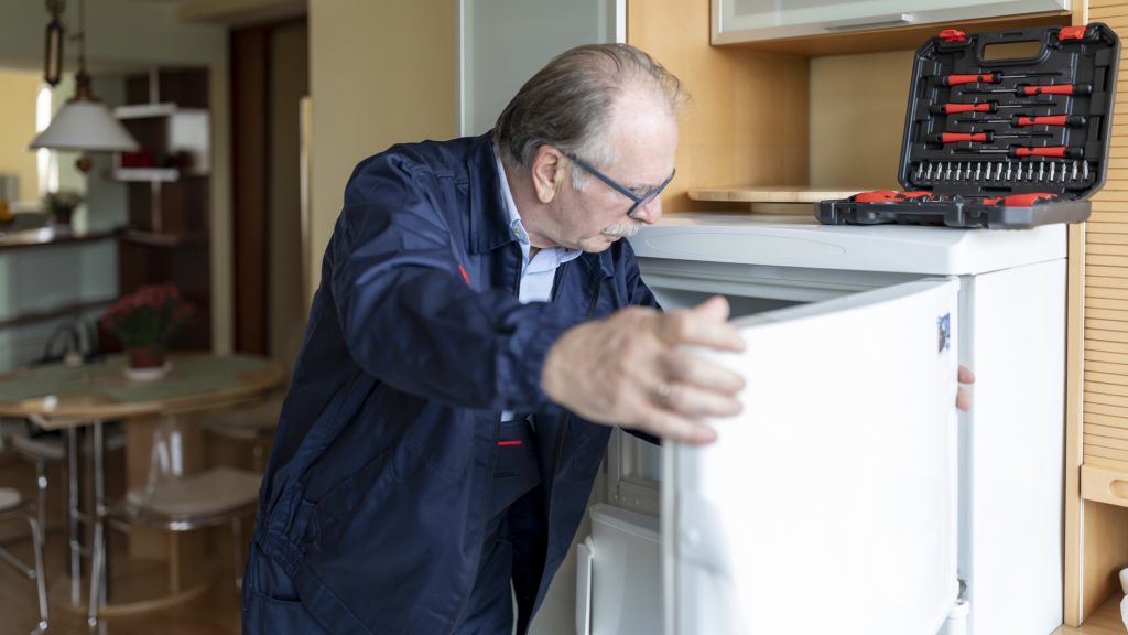 Ököllel esett a szerelőnek a kocsmában, majd arcon köpte a rendőrt