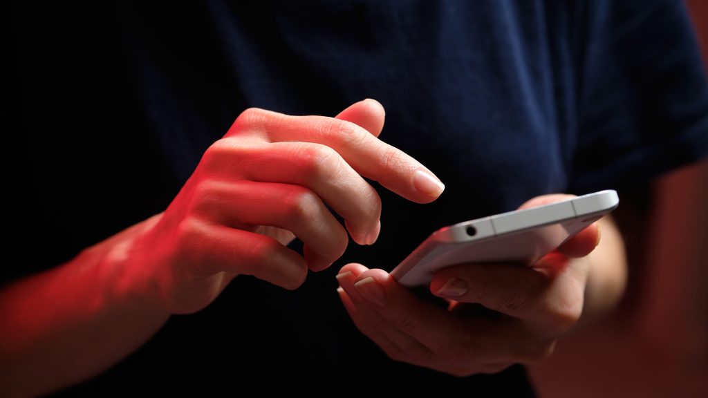 Csajozás közben elkérte ismerősétől zenét hallgatni a mobilt, majd elutalt vele 19 milliót a saját számlájára