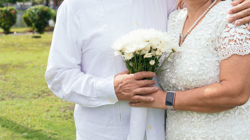 31 évvel fiatalabb adoptált fiával házasodott össze egy 53 éves tatár nő