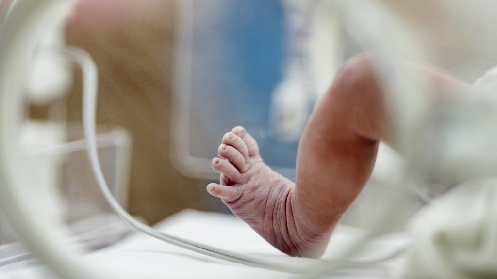 3 és fél évet kértek a férfire, aki kis híján megölte a pár hónapos csecsemőjét, mert zavarta, hogy sír