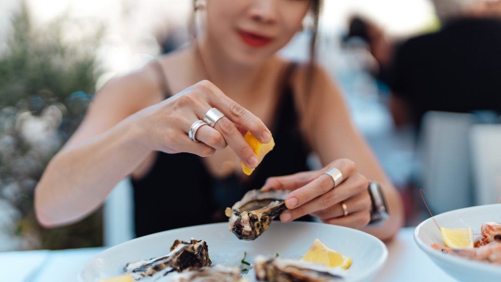 Vécézést hazudva otthagyta az éttermet a férfi a randin, miután a nő megevett 48 osztrigát