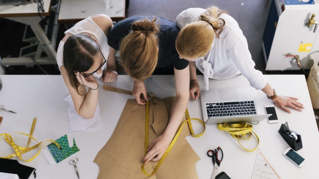 Mérőszalaggal csekkolta le a vele bulizó férfi magasságát a nő