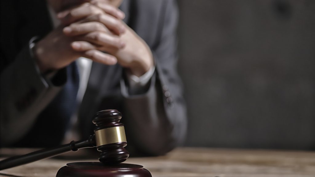 Kipattant a kocsiból, és megvert két fiút a barátjával, mert szóltak, hogy ne ordítson és beszéljen csúnyán a barátnőjével