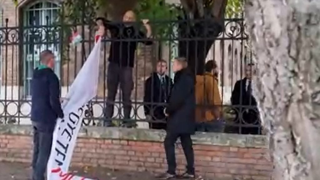 RTL: civilben fideszes képviselő a biztonsági őr, aki kicsavarta a BME-s oktatók kezéből a molinót az 56-os megemlékezésen