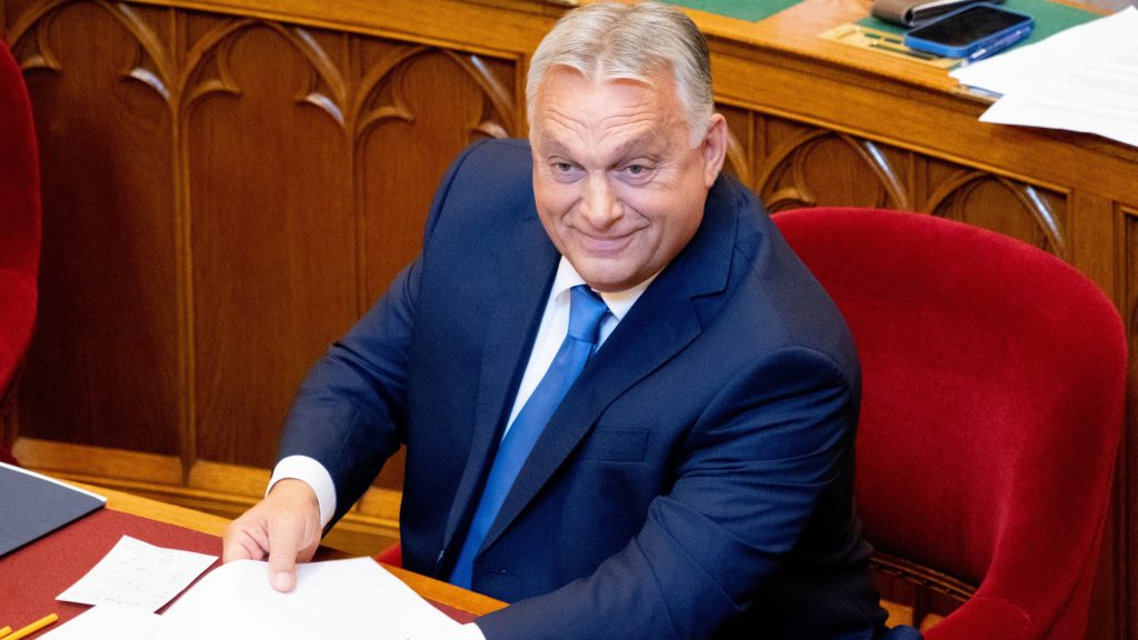 „Esetleg nyomnék valami rapet” – Trump-sapkában vicceskedett Orbán Viktor a Karmelitában