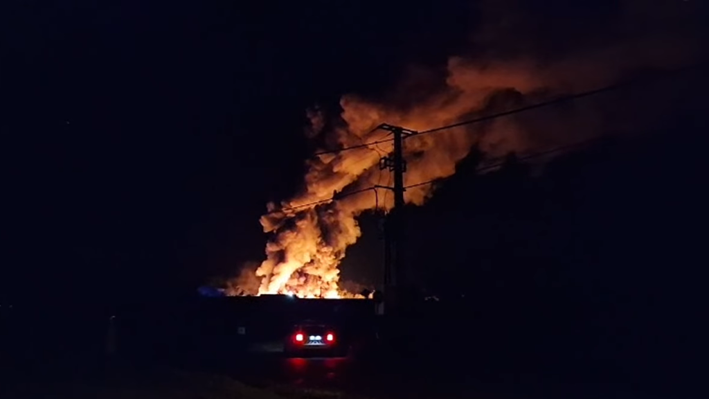 Egy-másfél focipályányi területen ég a hulladék Szemenyénél