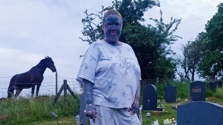 Jelmez nélkül is túl ijesztő, ezért még a halloweeni bulikról is ki van tiltva – panaszkodik a széttetovált anya