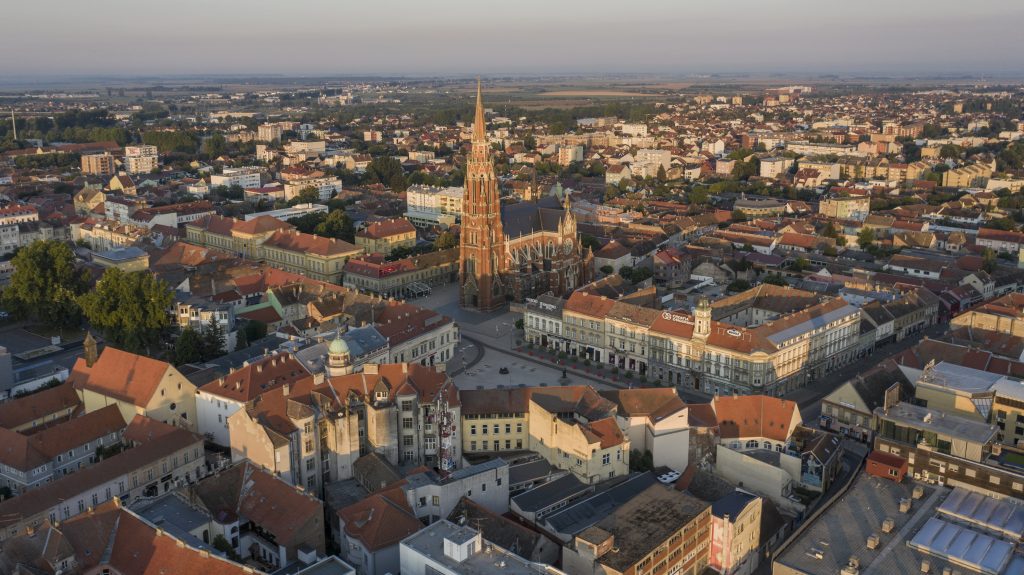 Tűz ütött ki az eszéki műanyaggyárban, száz tűzoltó próbálja megfékezni a lángokat