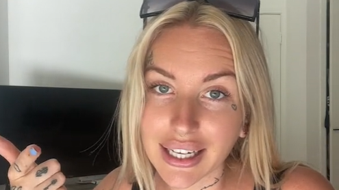 Obszcén tetoválásai miatt lopakodva megy a diákok közé az ausztrál tanárnő