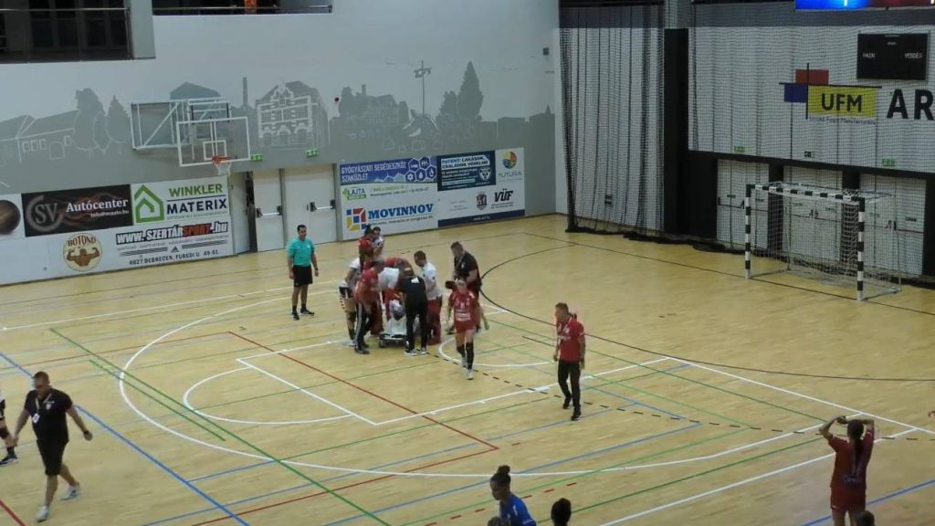 Beverte a fejét, nem bírt felállni, hordágyon vitték le a mosonmagyaróvári kézist