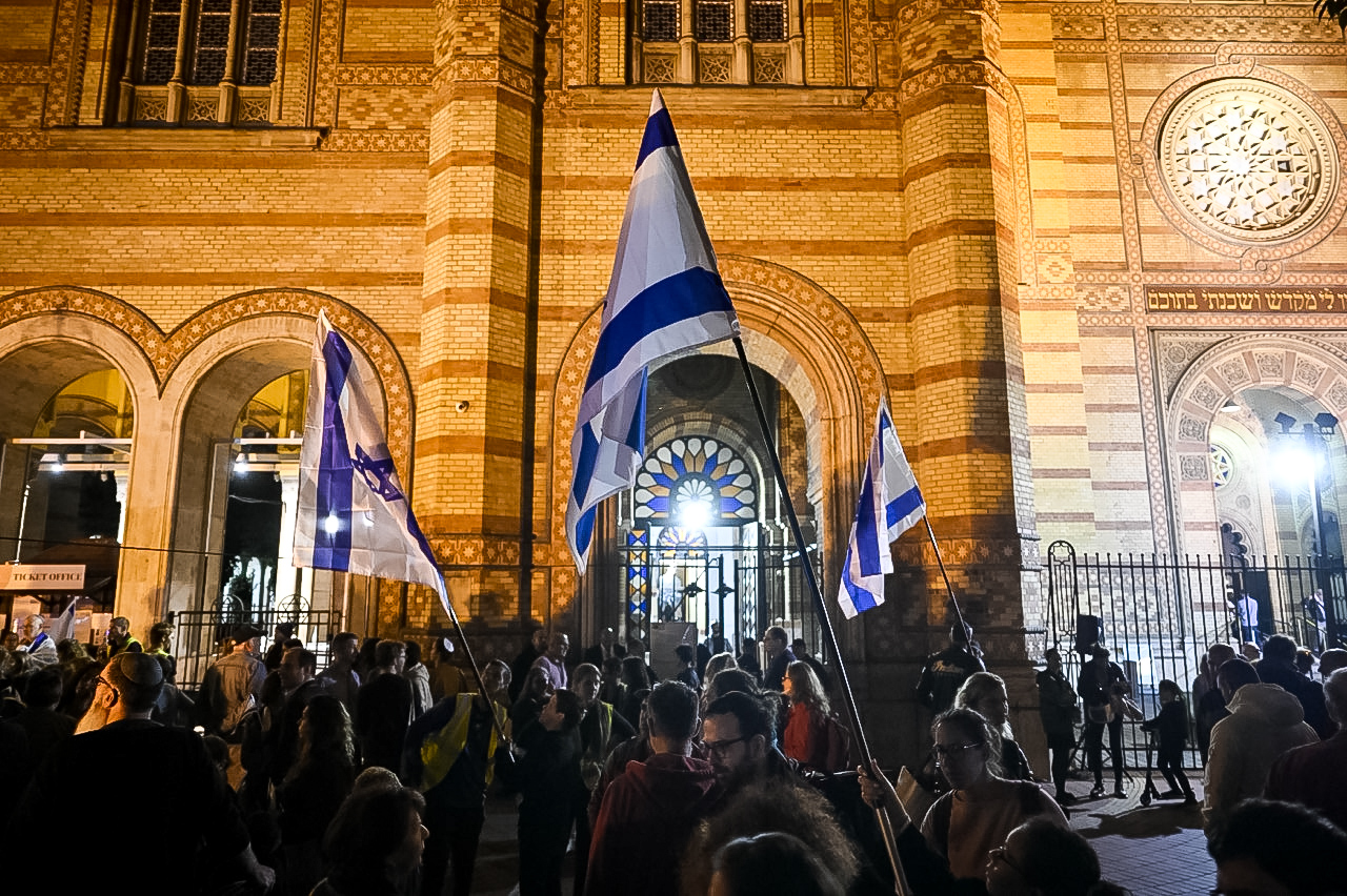 „Veled vagyunk, Izrael” – szolidaritási istentiszteletet tartottak a Dohány utcai zsinagógában