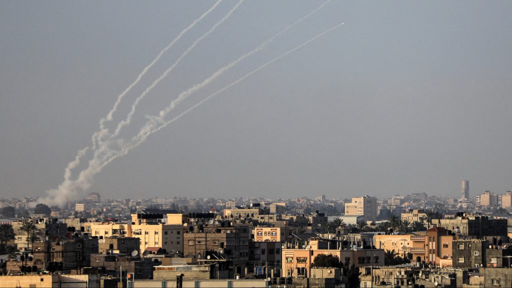 Az izraeli hadsereg szórólapokon szólította fel menekülésre a gázaiakat a déli Hán Júniszban