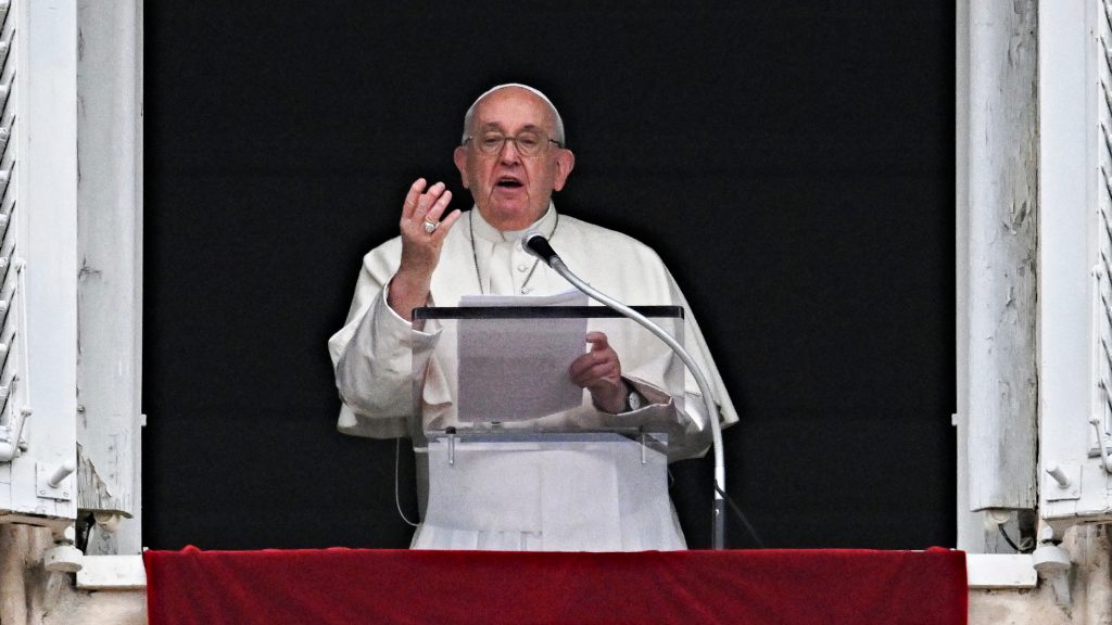 Módosítható egyházi törvénynek nevezte a papi cölibátust Ferenc pápa