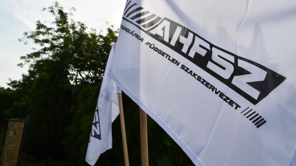 Telex: bilincsben vitték el a rendőrök az Audi-szakszervezet két elnökségi tagját egy értekezletről