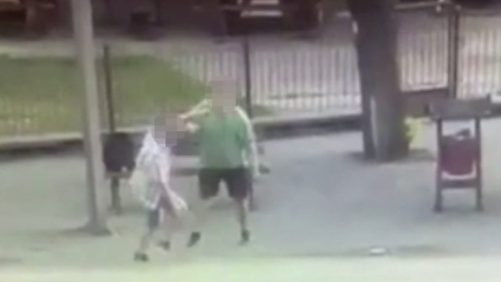 Videón, ahogy egy férfi leveszi az ingét a buszmegállóban, letör egy lécet és elveri vele a haverját