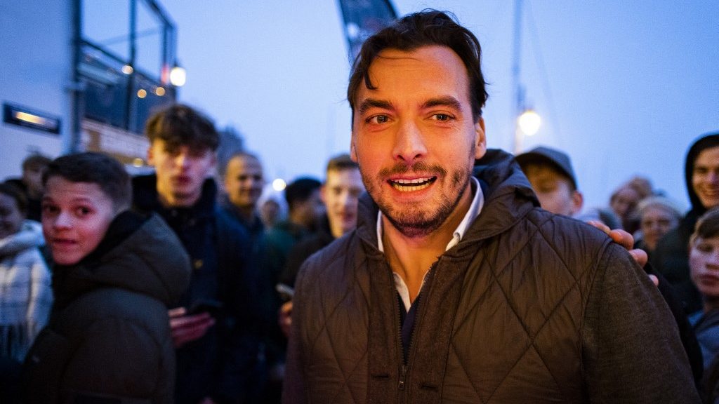 Videóra vették, amint sörösüveggel megvertek egy holland politikust