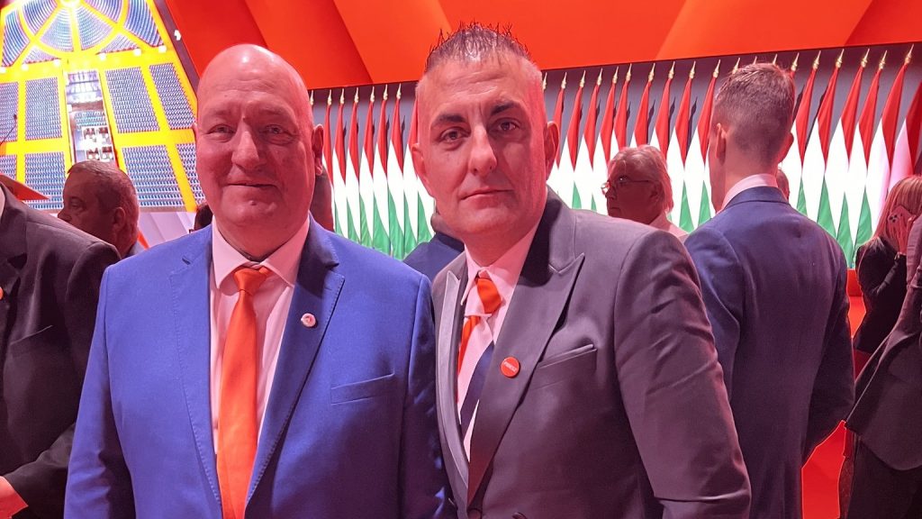 Fásy Ádámmal, Gáspár Győzővel és Mága Zoltánnal is fotózkodott a rezsibiztos a Fidesz kongresszurán