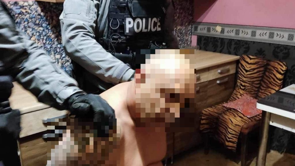 Buzogányt, szamurájkardot találtak egy terhes nőt megverő családnál Bagon