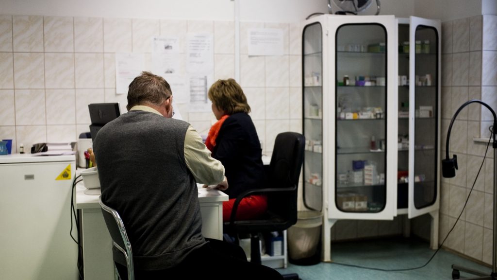 Megszüntetné a kormány a kötelező munkahelyi orvosi vizsgálatot