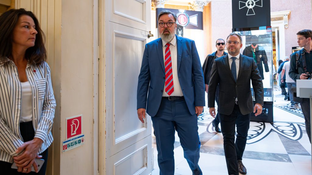 Orbán politikai igazgatója szerint rendkívül fontos az a kiállítás, ami miatt ma kirúgták L. Simon Lászlót