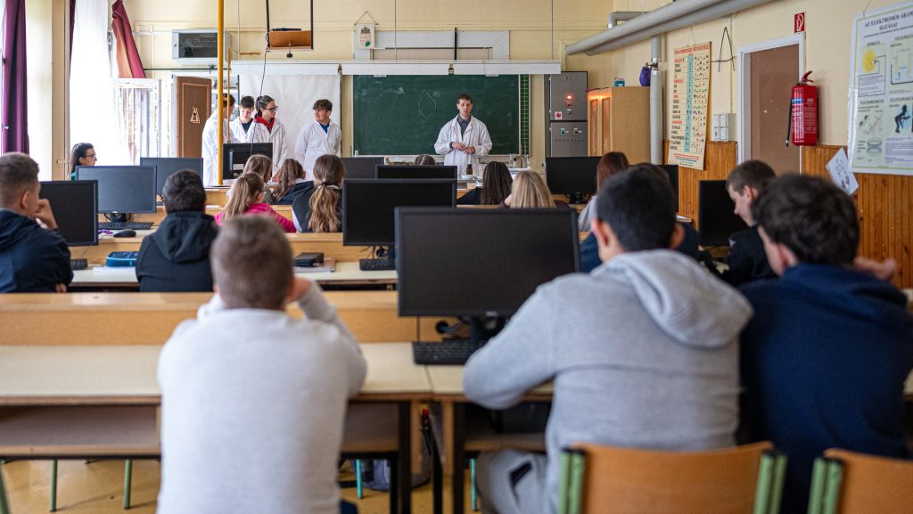 Népszava: 1500 pedagógus dolgozhat diploma nélkül a közoktatásban