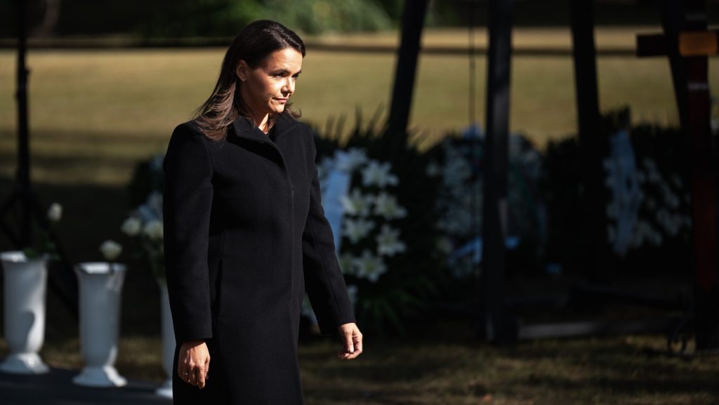 Mandiner: Novák Katalin Izraelbe utazott, a magyar túszok családtagjaival is találkozik