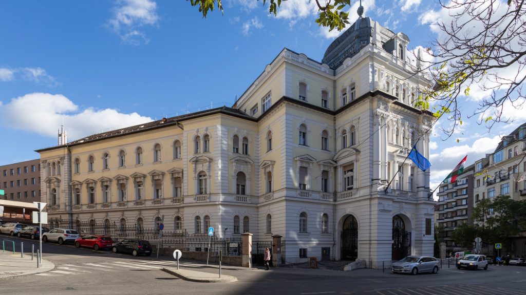 Szijjártóék volt befektetési menedzsere számolja a KSH-ban, mennyivel drágul az élet