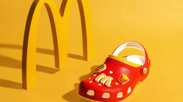 McDonald’s-os cipővel rukkolt elő a Crocs