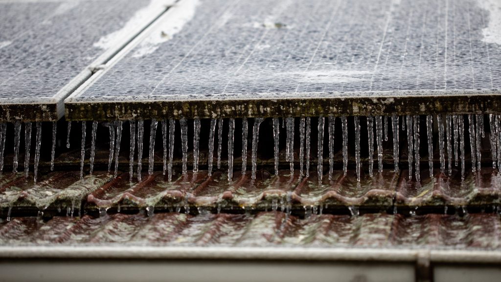 Másodfokú riasztást adtak ki Budapestre és környékére az ónos eső miatt