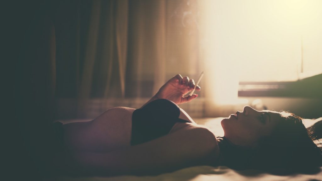 Egy éve ilyenkor: bugyiban, fekve, cigizve vett részt a bírónő az online tárgyaláson