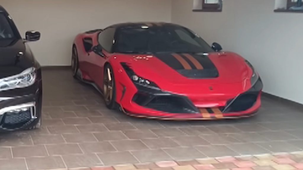 Limitált szériás Ferrarit és egy Lamborghinit is lefoglalt a NAV egy bűnszervezet vezetőjénél