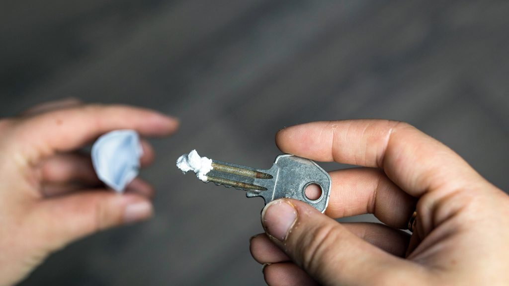 Kulcsról szívta a fehér port egy nő meccs közben, felvette a kamera