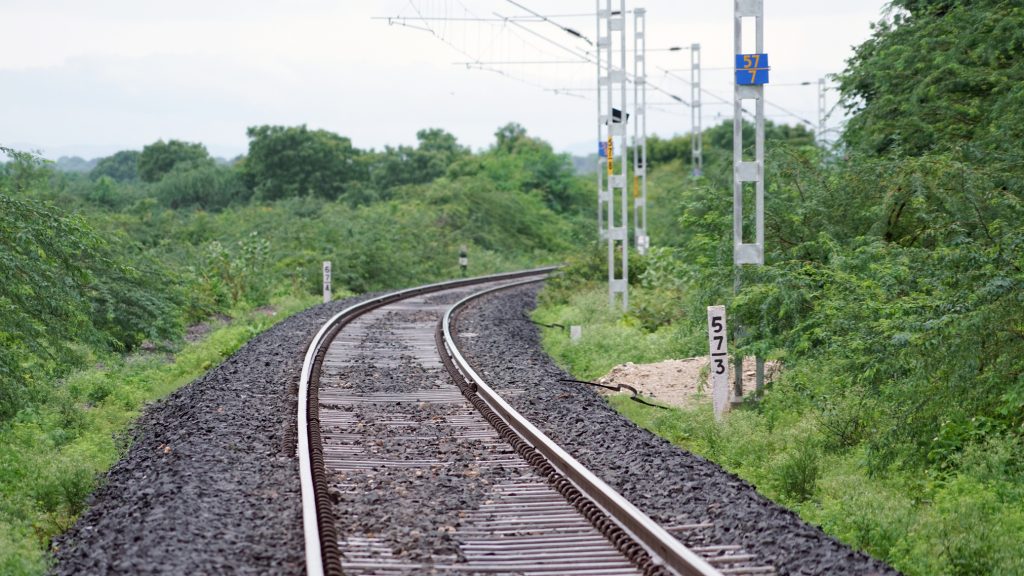 Több tucat követ tett játékból a sínekre három fiatal Mezőnyárádnál