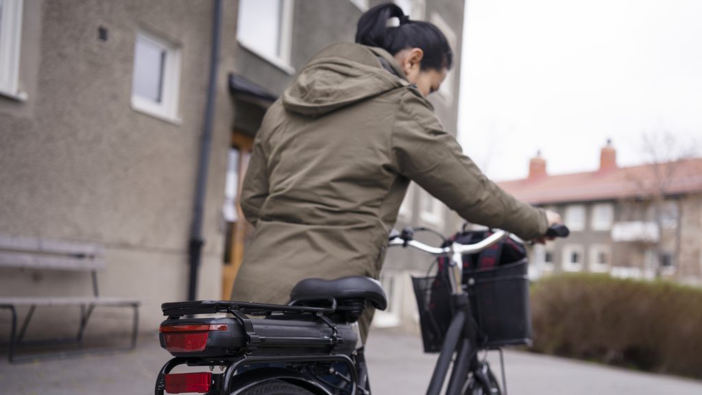 800 ezres elektromos kerékpárt adhattak a hozzátartozóikat kezelő orvosnőnek, mindannyiukat megvádolhatják