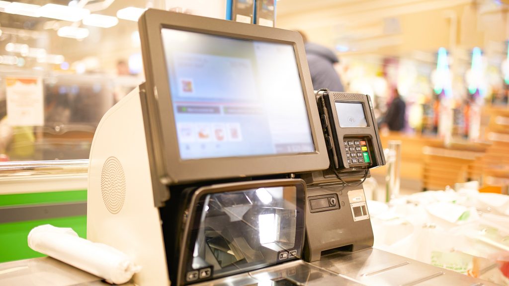 Kiakadt a nő, mert borravalót kért tőle az automata egy 2 dolláros vízért