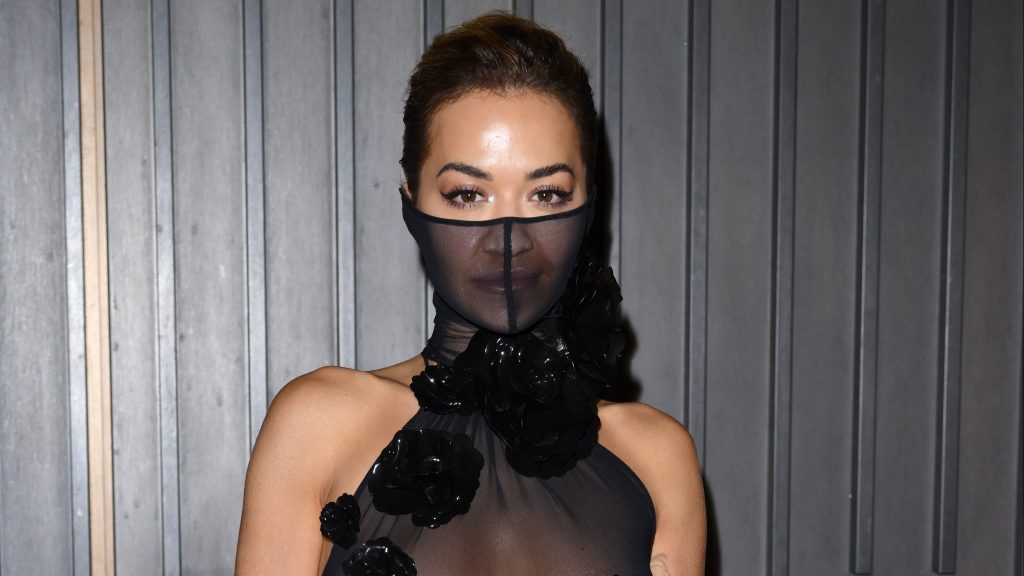 Az arcából takart a legtöbbet Rita Ora áttetsző ruhája