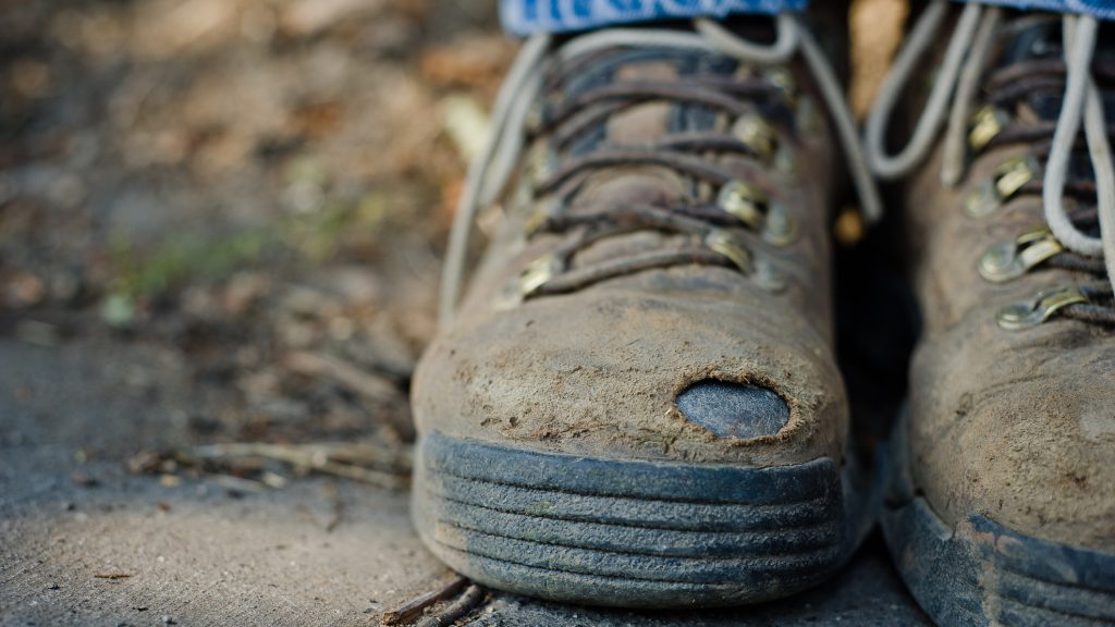 Három évet kértek a férfire, aki acélbetétes bakanccsal rúgta fejbe az ismerősét