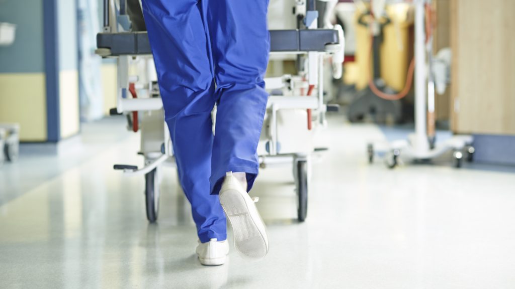 Sokallta a barátnőjének adott puszit, úgy fejbe rúgta a férfit, hogy nyílt koponyatörése lett