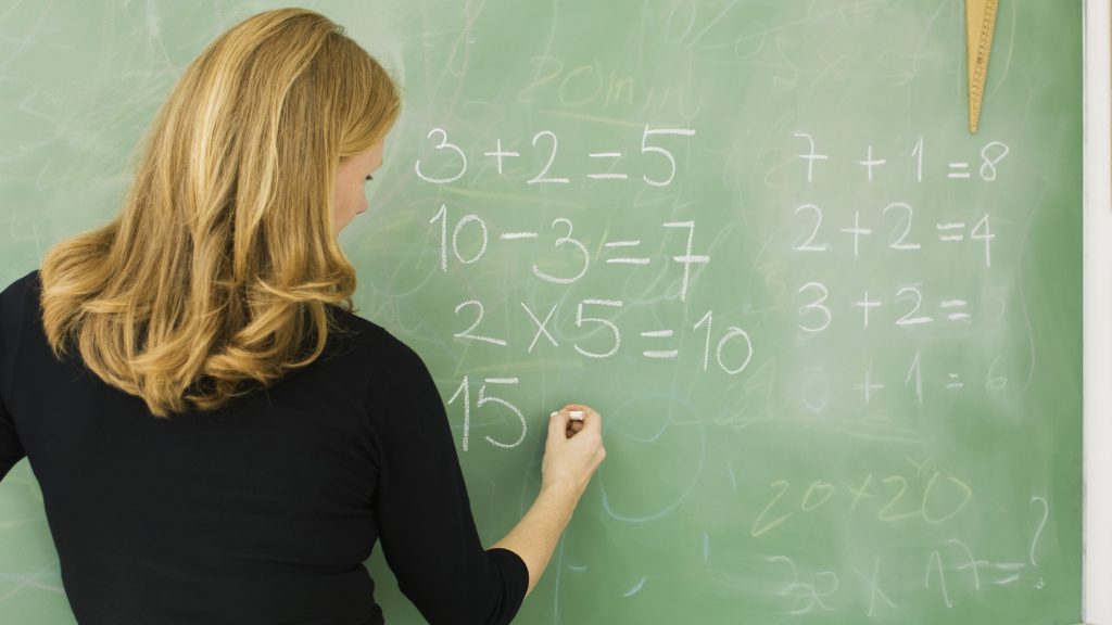 Bilincsben vittek el egy apát, miután rátámadt az általános iskola igazgatóhelyettesére részegen